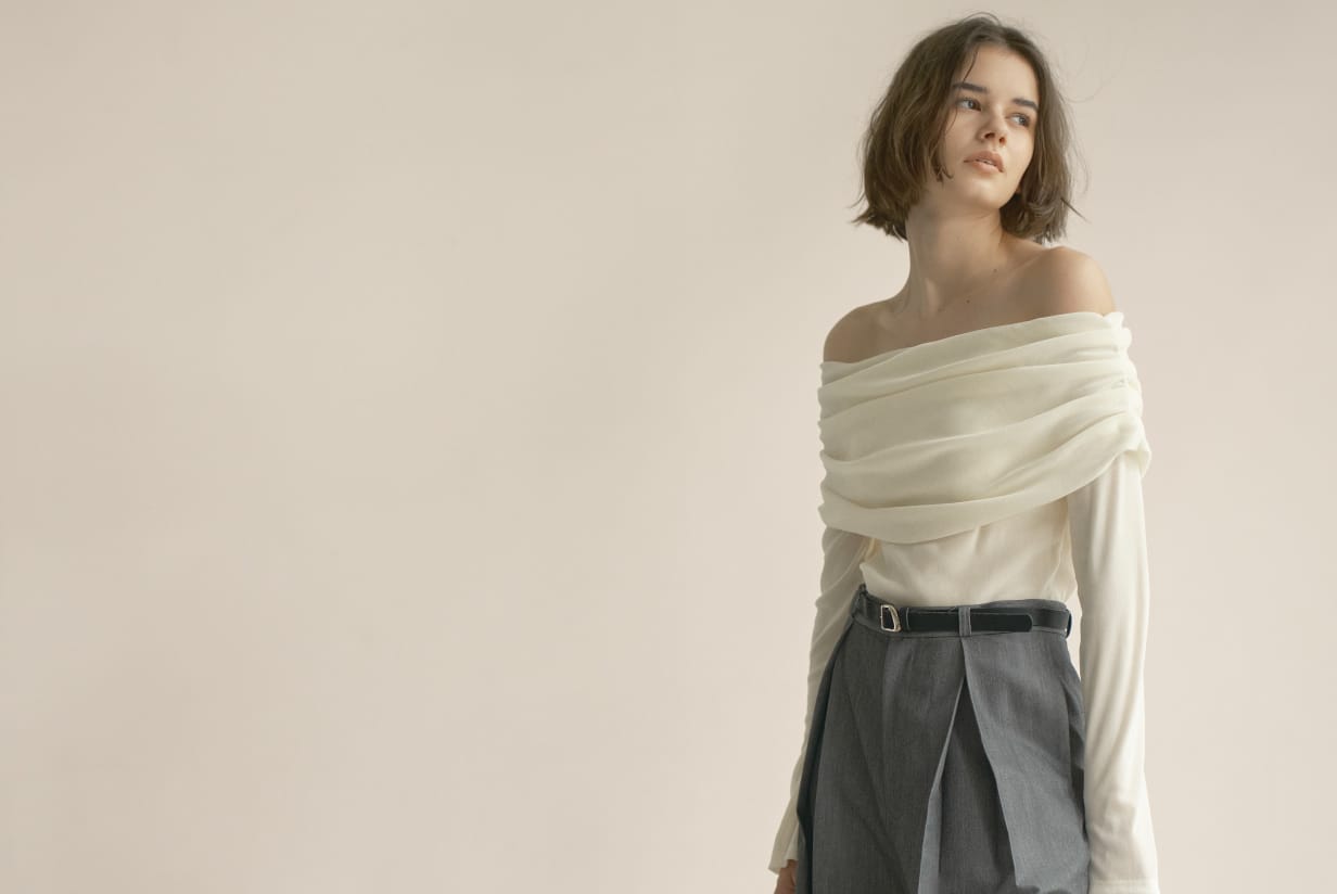 フェミニンで機能美なオフショルダーが登場