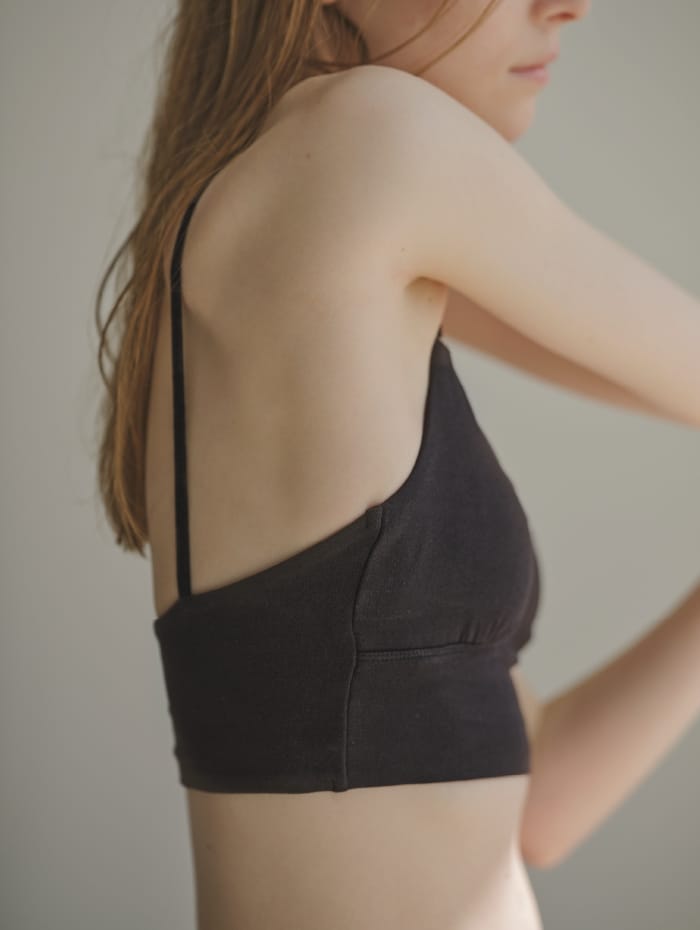 「ナイトブラ」を着用している女性モデルの画像04