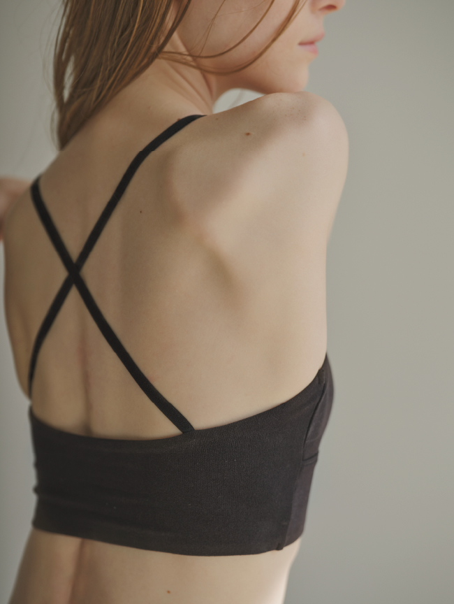 「ナイトブラ」を着用している女性モデルの画像04