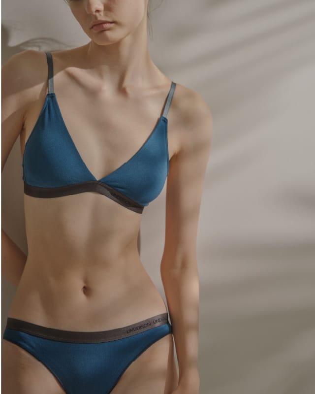 ナロートライアングルブラトップ、ナロービキニショーツの女性モデル画像02