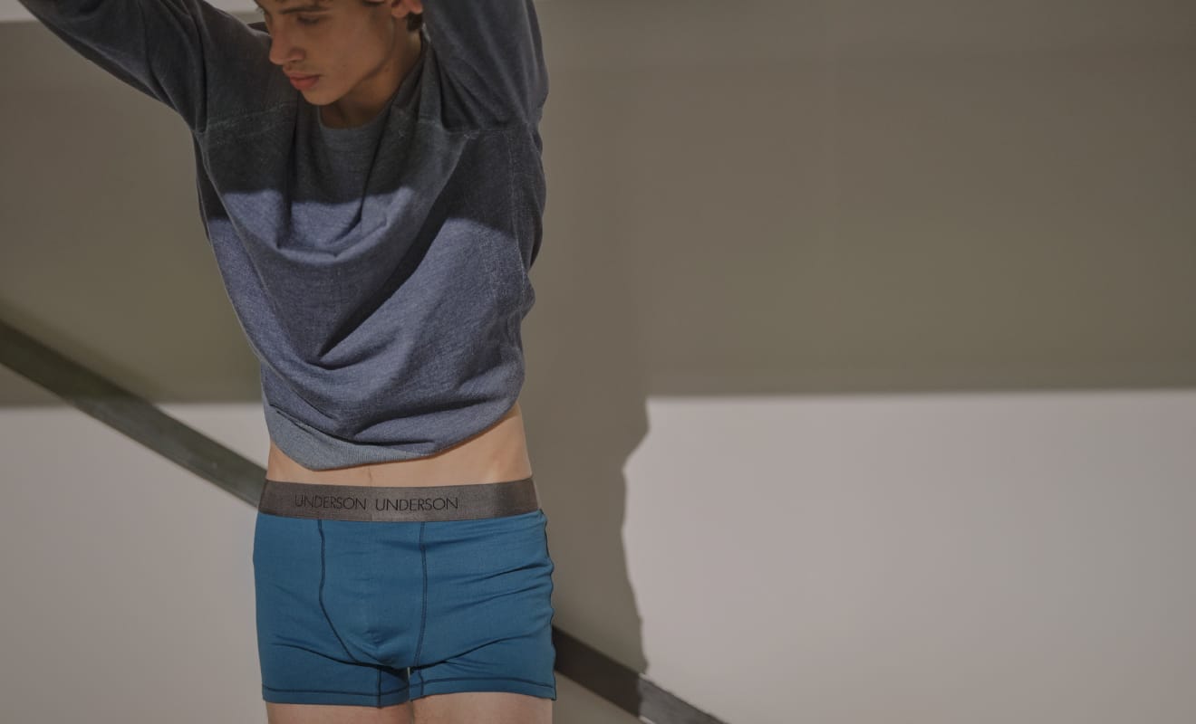 レギュラーショートボクサーを着用している男性モデル画像01