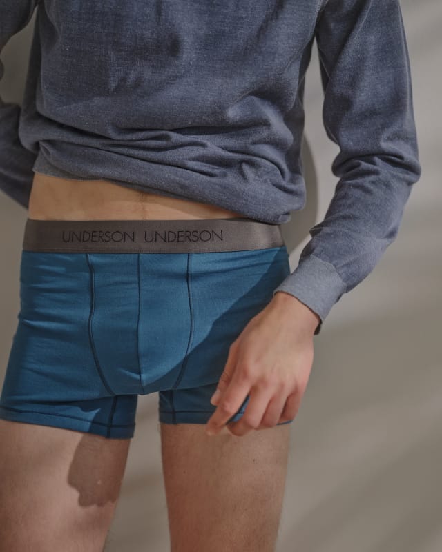 レギュラーショートボクサーを着用している男性モデル画像02