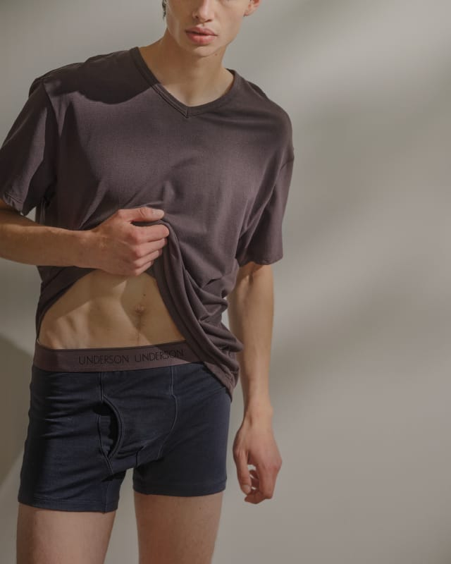 前開きレギュラーショートボクサーを着用している男性モデル画像01