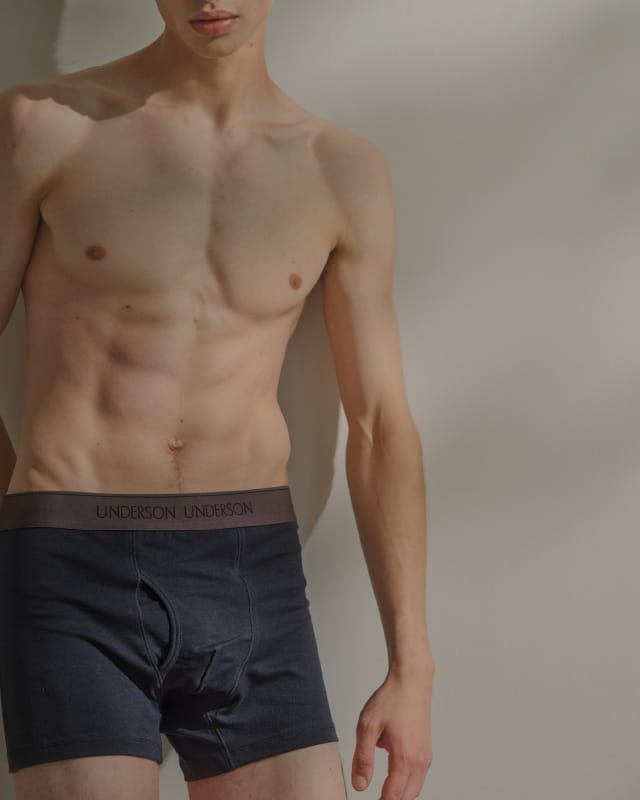 前開きレギュラーショートボクサーを着用している男性モデル画像02