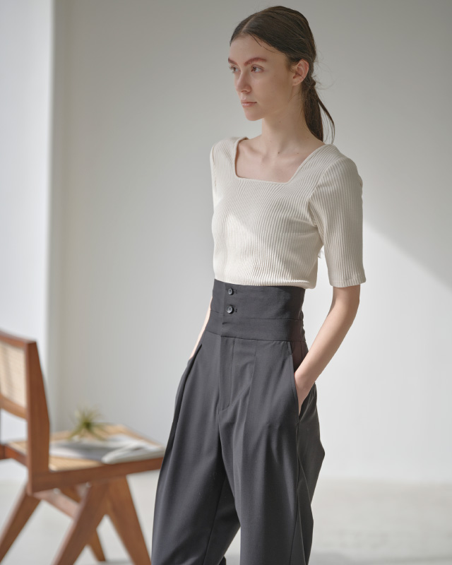 ホワイトのハーフスリーブリブトップス（カップ付き）を着用した女性