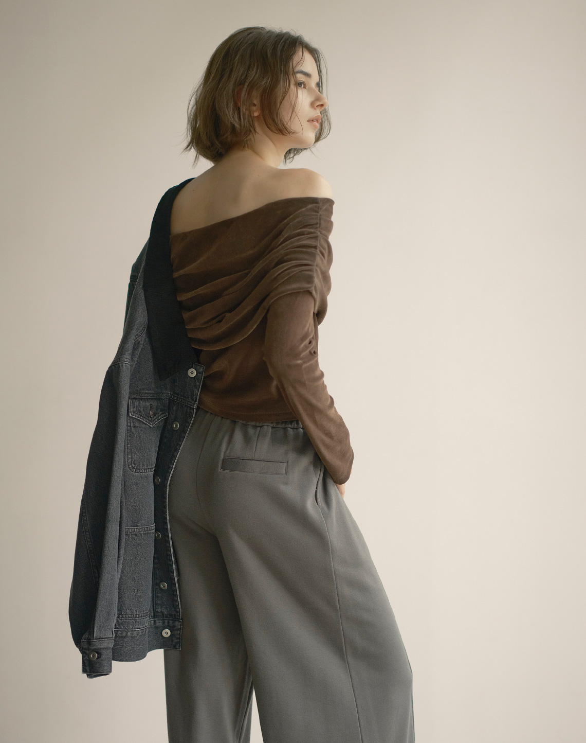 BROWN色のフロッキーチュールオフショルプルオーバーを着用時他女性の後ろ姿