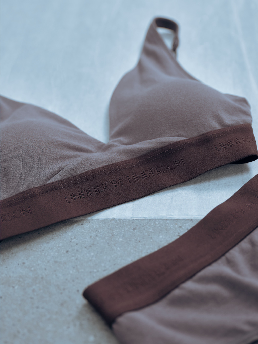 Regular Hook Bra と Full Hip Shorts の商品カット